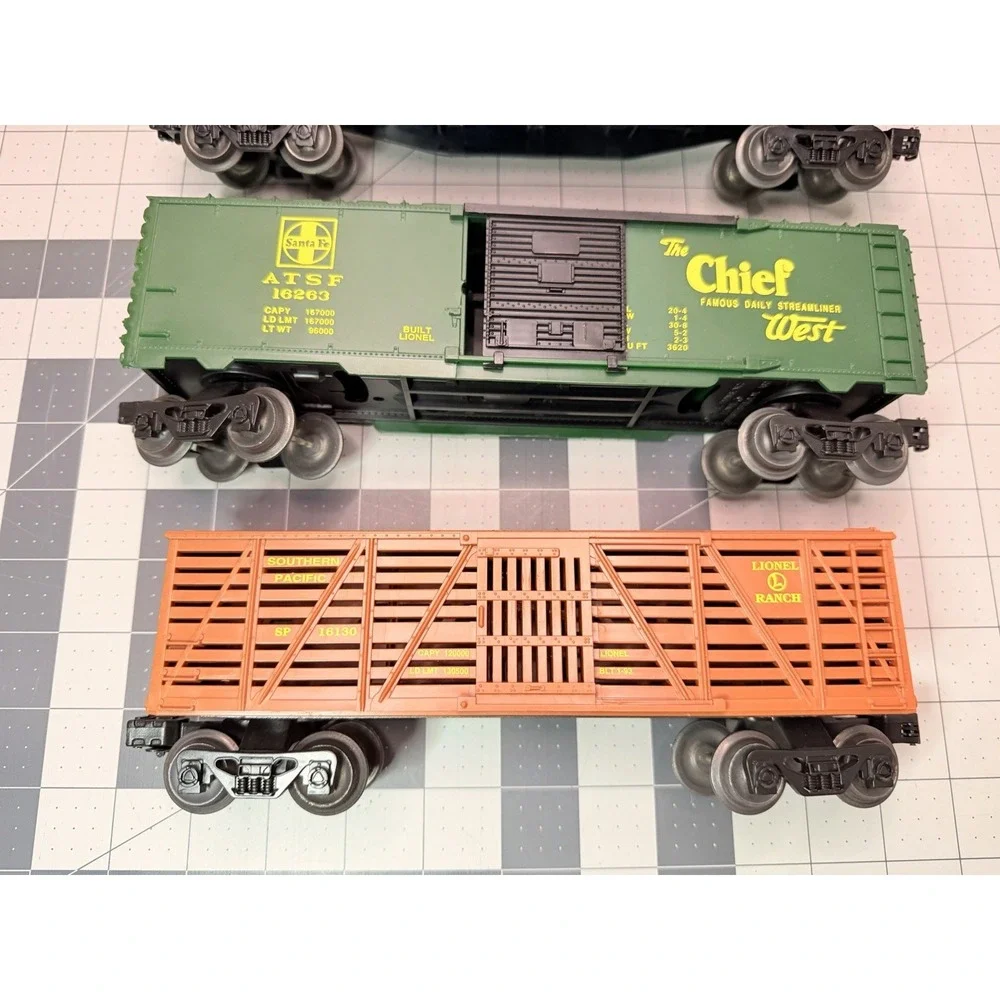 Lionel O Gauge Freight Cars Santa Fe Boxcar 16263 Stock Car 16130 Flatcar 16941